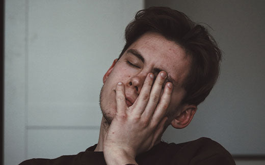 What are the symptoms of B12 deficiency?